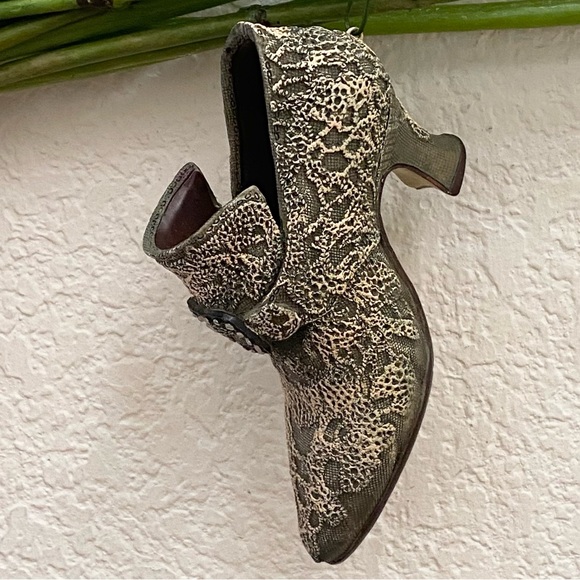 Pair of Vintage Ceramic Bootie Ankle Boots Shoe Ornaments - Picture 12 of 13